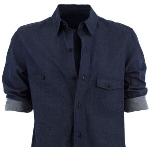 La clásica camisa vaquera ajustada popularizada por James Dean, remasterizada. Hoy es todo un clásico. Fotografía: Bench & Loom, The Phoenix Project.