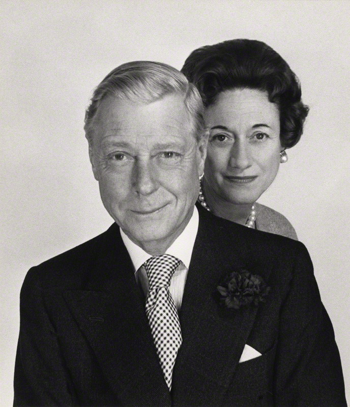 Wallis Simpson junto a su esposo, el duque de Windsor, considerado como uno de los hombres mejor vestidos de la Historia. Siempre llevó la misma talla de camisa. La imagen es de 1960. FOTOGRAFÍA: THE PRIVATE COLLECTION, SOTHEBY’S AUCTION BOOK, 1997