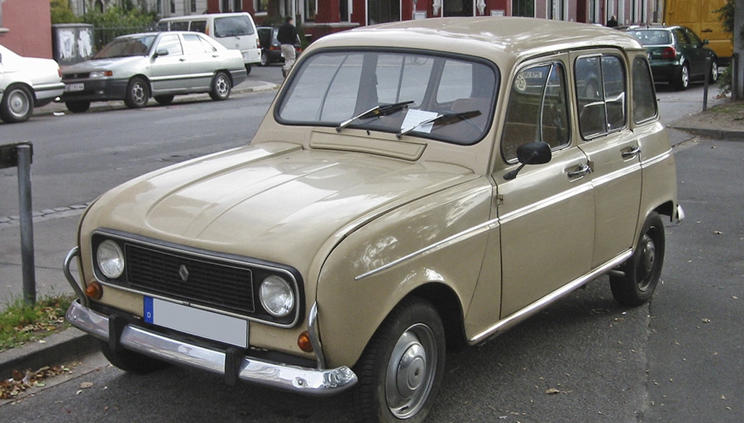 Más baratos. Croacia y Portugal son los dos únicos países de Europa en los que alquilar un automóvil es más económico que en España. En la imagen, un mítico Renault 4L, del que todavía ruedan muchas unidades en pequeñas poblaciones españolas, en la localidad turística de Rogosnica, en Croacia.