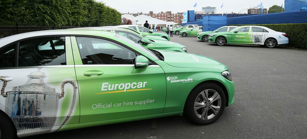 Una flota de vehículos de la empresa de alquiler de vehículos Europcar
