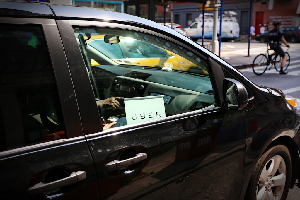 Un vehículo con un distintivo de Uber, estacionado en las calles de Nueva York. // FOTOGRAFÍA: MIKE DOTTA / SHUTTERSTOCK