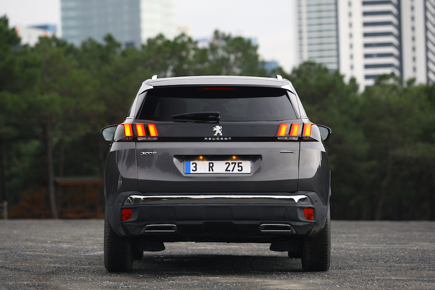 La trasera de un Peugeot 3008, con las luces de freno encendidos, en una vía de estambul, Turquía. Peugeot y Citroën son las marcas que más automatriculaciones hacen en España. // FOTOGRAFÍA: OTOMOBIL