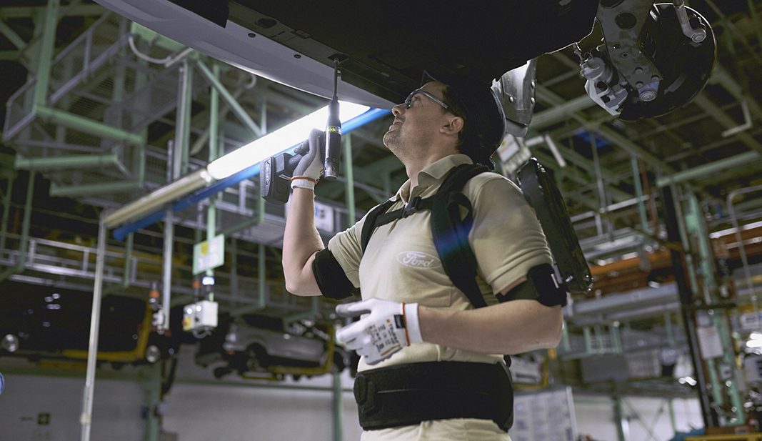La planta Ford de Valencia integra exoesqueletos en sus líneas de montaje