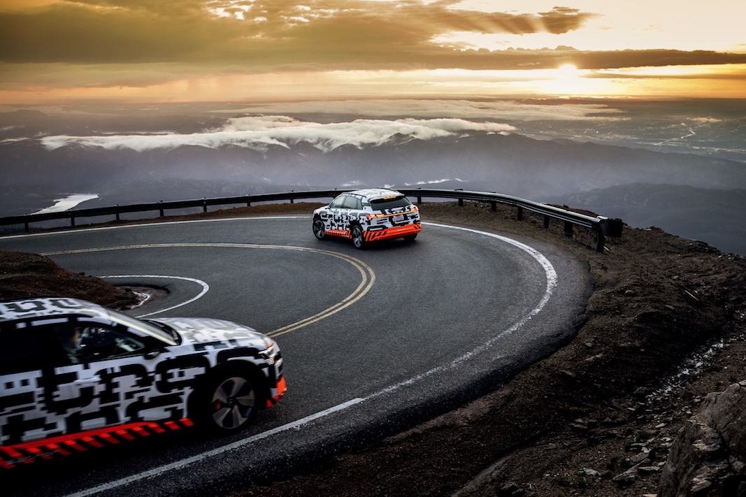 El Audi e-tron prototype muestra en el Pikes Peak que es capaz de recuperar un kilómetro adicional por cada uno de descenso