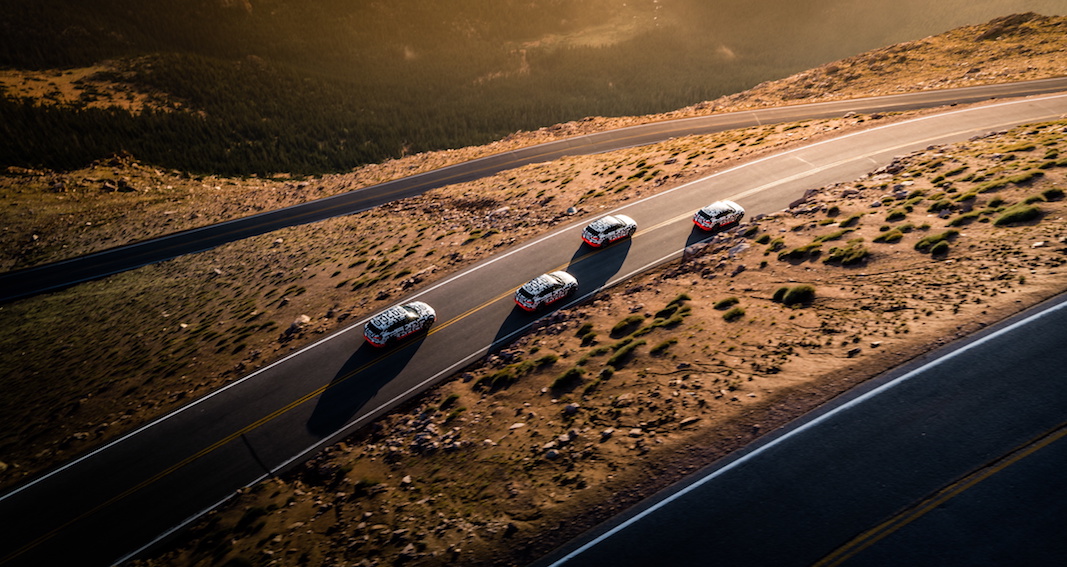 El Audi e-tron prototype muestra en el Pikes Peak que es capaz de recuperar un kilómetro adicional por cada uno de descenso