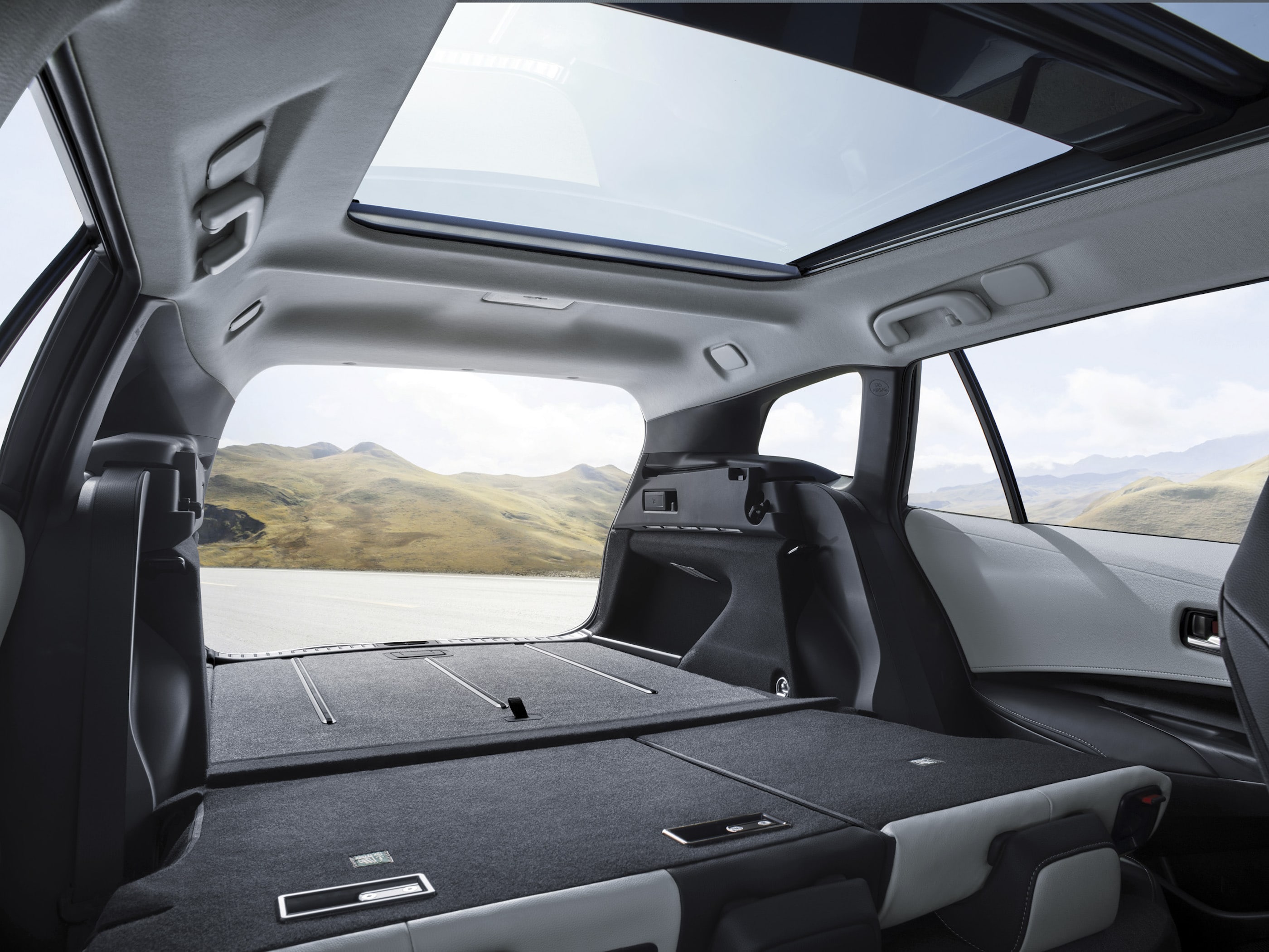 Si se abaten los asientos traseros, las posibilidades de almacenamiento del Corolla —ojo a los amantes de IKEA— son prácticamente infinitas. El techo panorámico doble es opcional. / FOTOGRAFÍA: TOYOTA