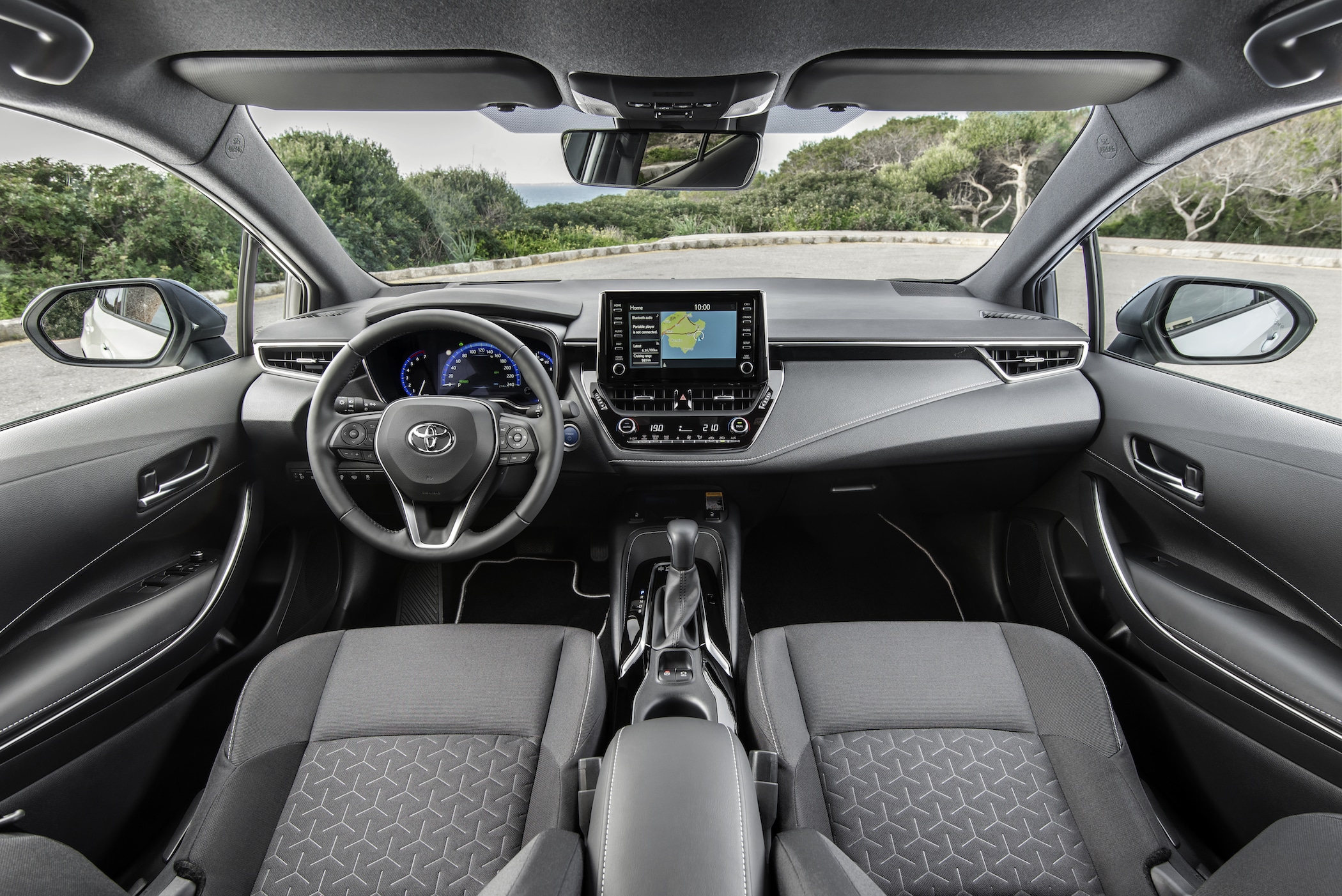 El interior nos convence. Sencillo, funcional y con acabados de calidad. La postura al volante, muy buena. // FOTOGRAFÍA: TOYOTA