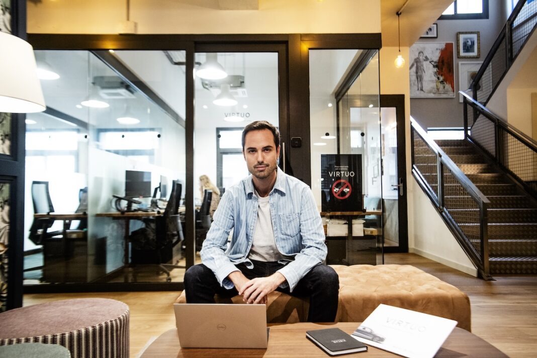 Mauricio Sabater, CEO de Virtuo en España, posa para el objetivo de Fleet People en la sede de la compañía, en Barcelona. FOTOGRAFÍA: JAVIER LUENGO ©FLEET PEOPLE TODOS LOS DERECHOS DE USO RESERVADOS 4