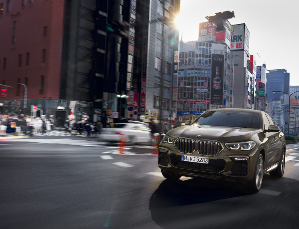 P90356682_highRes_the-new-bmw-x6-drivi