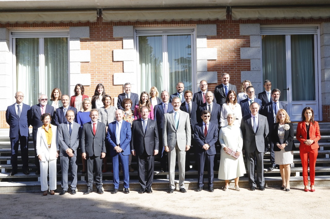 El Rey Don Felipe VI, con una una representación del sector de automoción español, en una imagen de archivo.