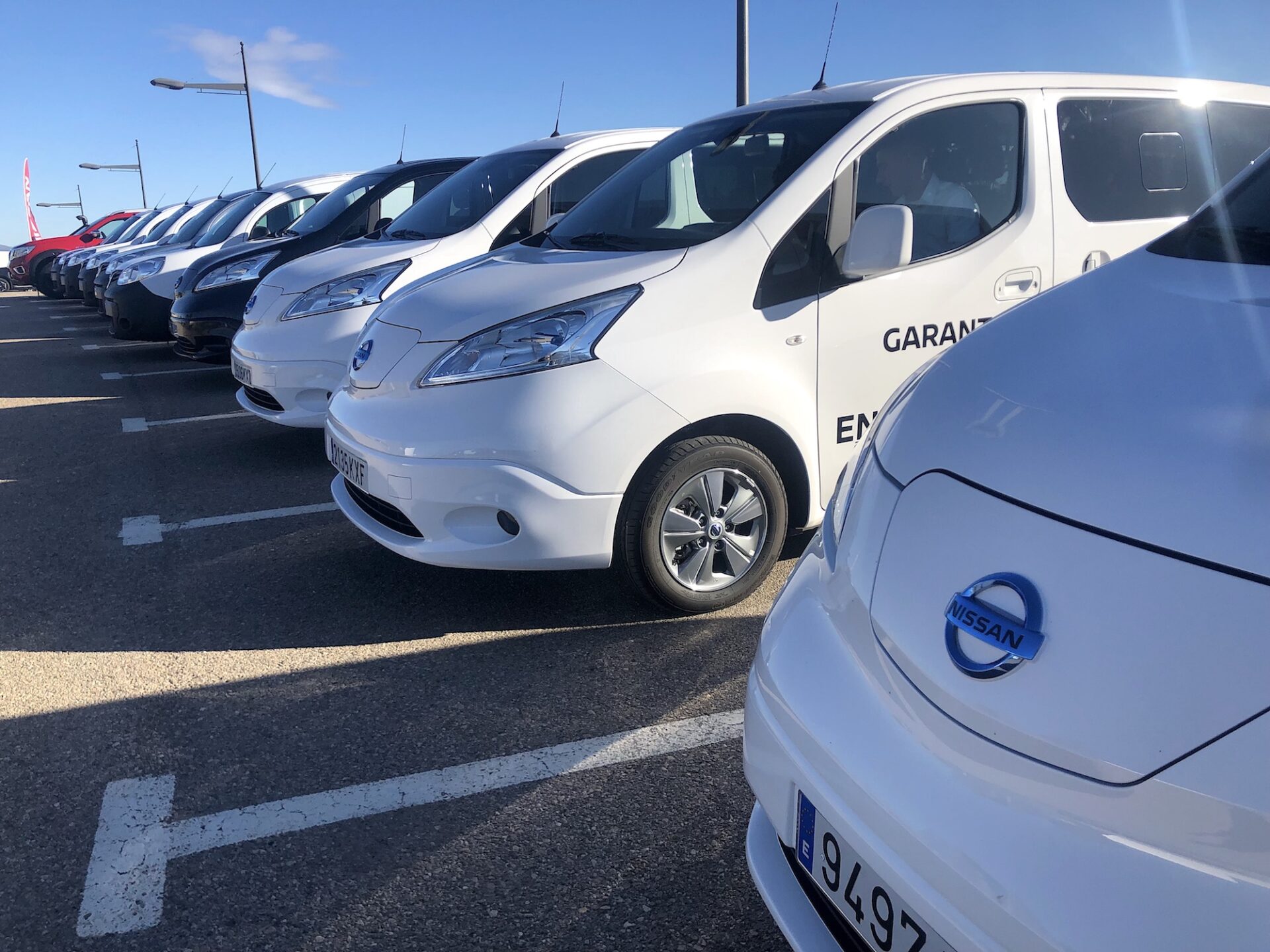 Nissan, Moves, Varios vehículos comerciales, eléctricos y de combustión interna del fabricante de automóviles Nissan. / FLEET PEOPLE