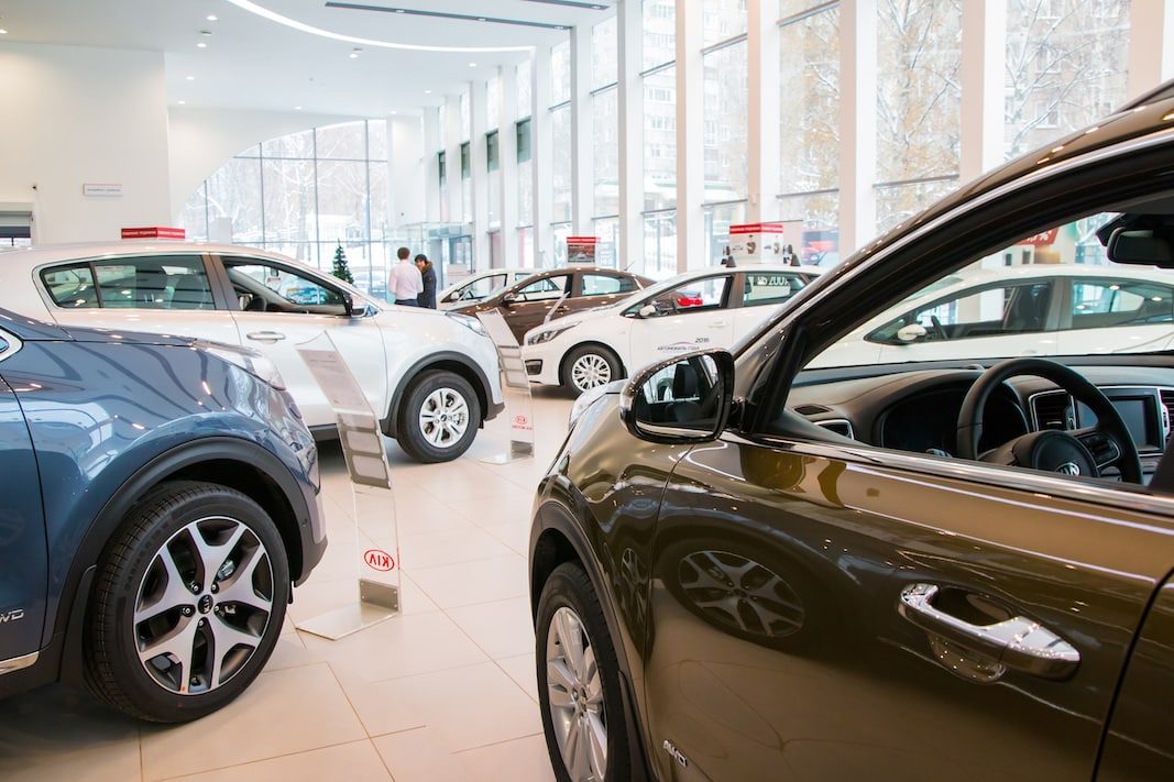 Las automatriculaciones de coches y SUV caen un 30% en febrero, con 9.156 unidades