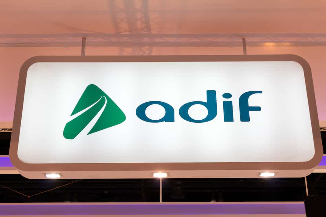 Logo-de-Adif.-Fotografбa-de-Manuel-Esteban