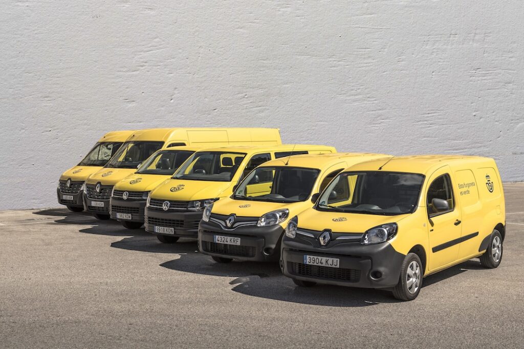 Flota de vehículos de Correos. Fotografía de José Manuel de Lago.
