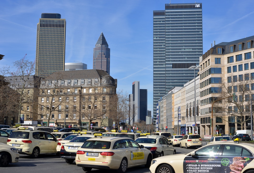 Flotas de taxi en medio de Franfurt, el 15 de mayo pasado.