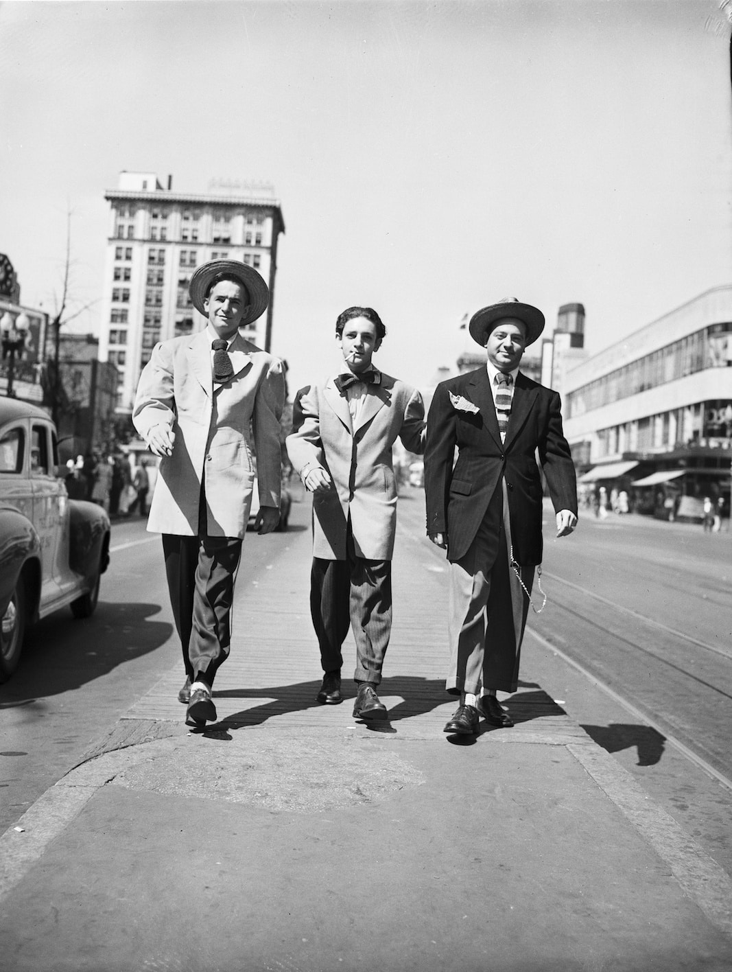 tres hombres portando diferentes composiciones de 'zoot suit',, en 1946, en un lugar indeterminado de EEUU. FOTOGRAFÍA: OLLIE ATKINS