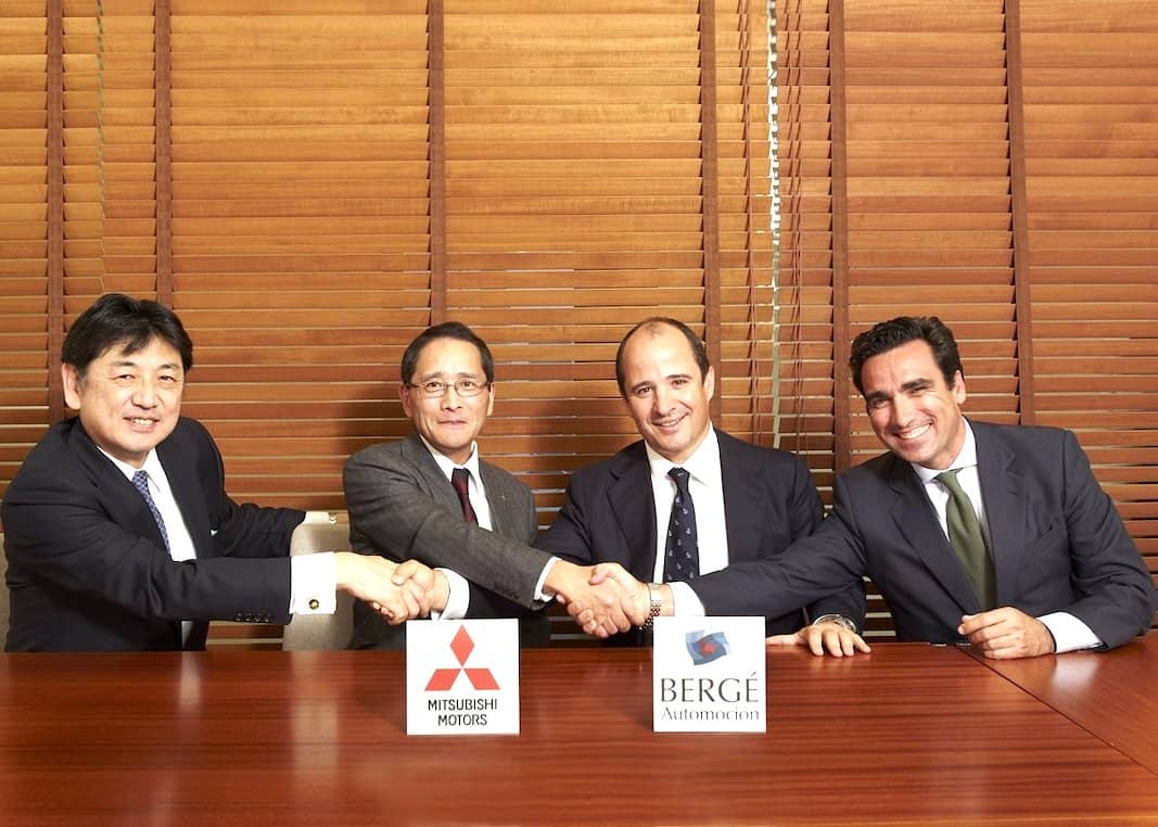 En 2013, Bergé automoción asumió la distribución de Mitsubishi en España. La japonesa posee ahora un 25% del capital de Bergé Automoción. En la derecha, Jorge Navea, CEO de bergé Automción, junto a Jaime Gorbeña y dos directivos de Mitsubishi. FOTOGRAFÍA: BERGÉ.