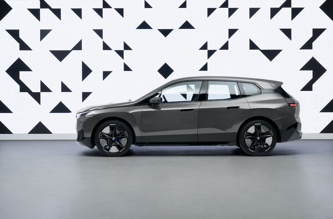 BMW avanza un automóvil cuya carrocería muta de color