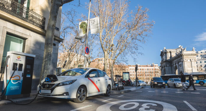Repsol suministrará energía a los vehículos eléctricos de Uber