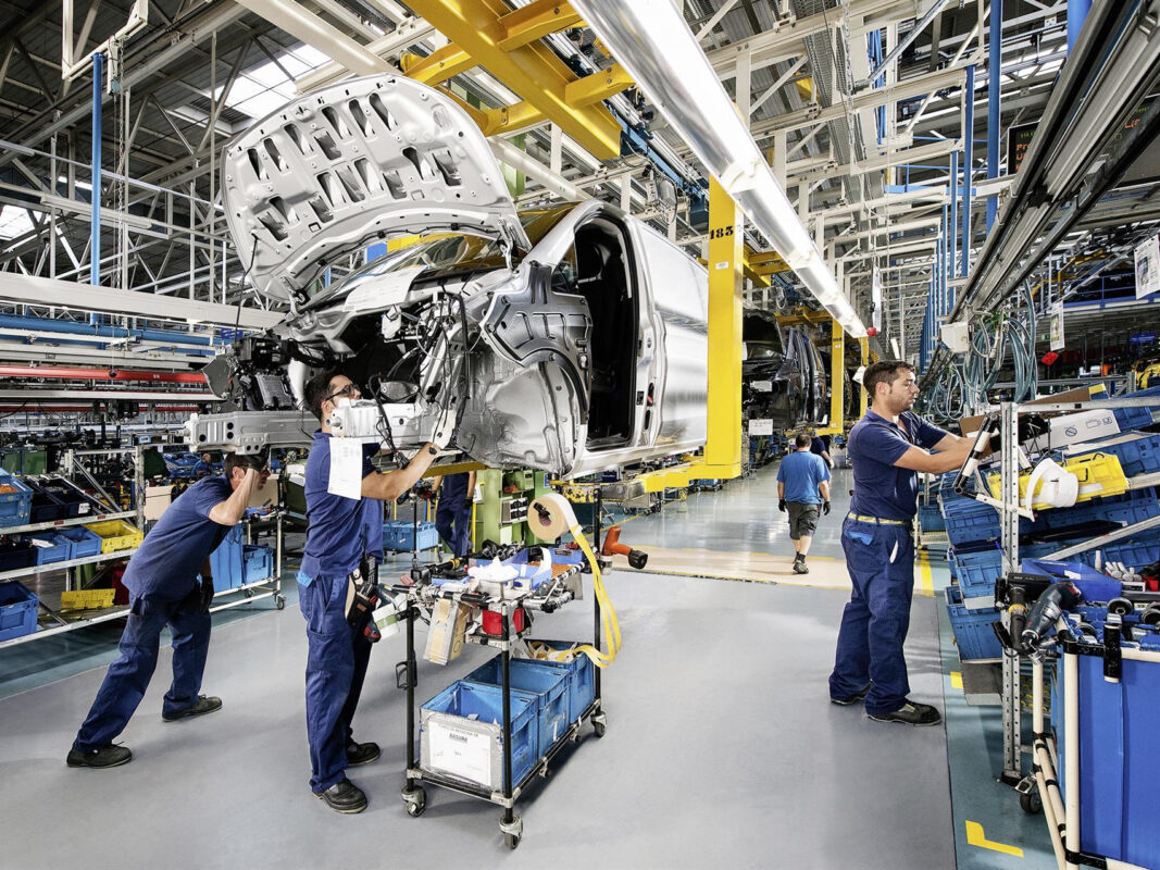 Mercedes-Benz en Vitoria comunica hoy si detiene la producción
