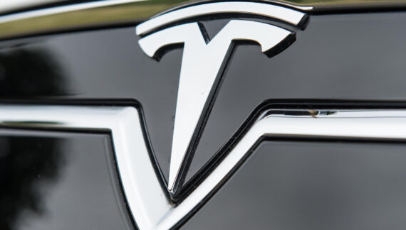 Las acciones de Tesla caen un 7,5% tras retrasar la presentación de nuevos modelos