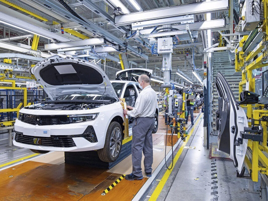Opel aumenta la producción del Astra para su estrategia de electrificación