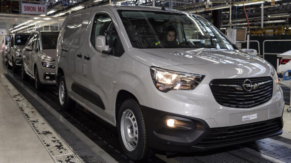 España produce 1,4 millones de vehículos hasta agosto, un 1% menos