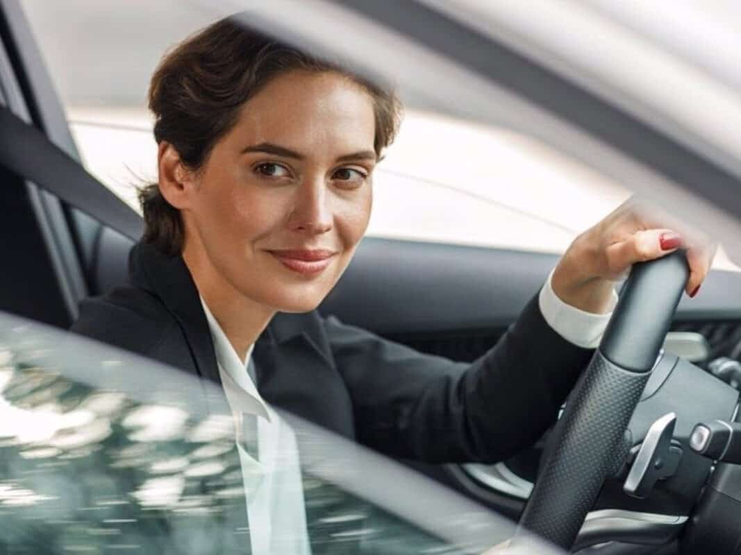 Las mujeres dedican un 4% más de su salario a comprar un coche