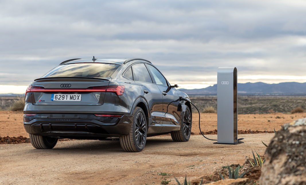 audi q8 e-tron Sportback 2023 y poste de recarga