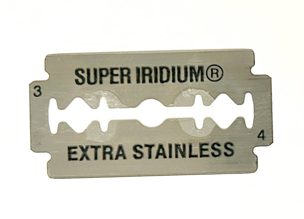 Una cuchilla de doble hoja Super Iridium.