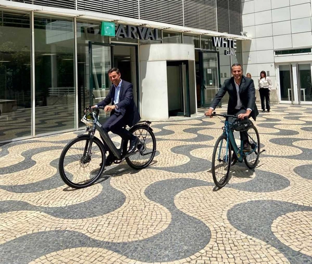 De izquierda a derecha, Alain Van Groenendael, CEO de Arval y José Pedro Pinto, director general de Arval Portugal, en la sede lusa de la empresa. FOTOGRAFÍA: ARVAL