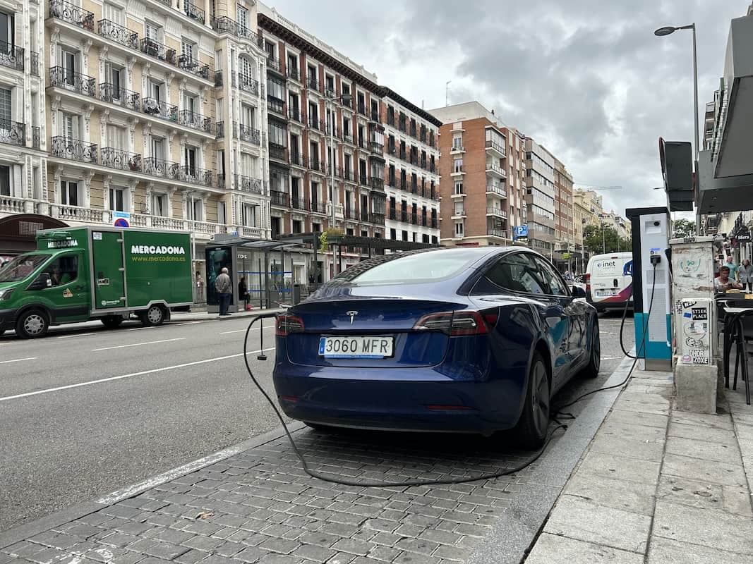 Tesla, Model S, eléctrico, ciudad, recarga, poste eléctrico, poste de recarga, sostenibilidad, Madrid, ciudad 4
