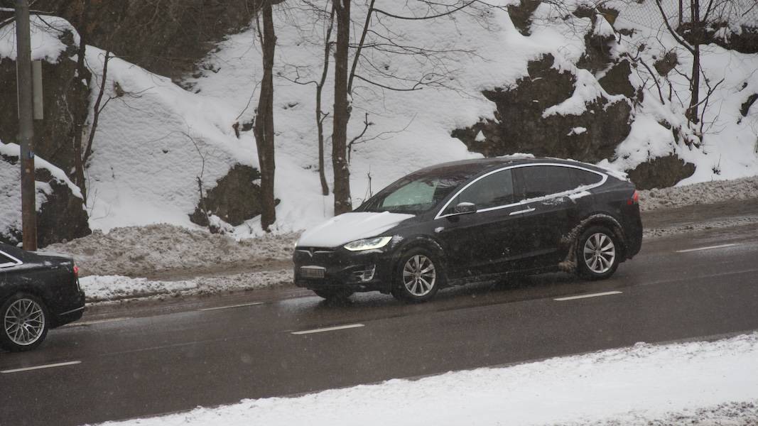 Un Tesla cubierto parcialmente de nieve en una vía de Oslo, en Noruega. FOTOGRAFÍA: DANNE I.