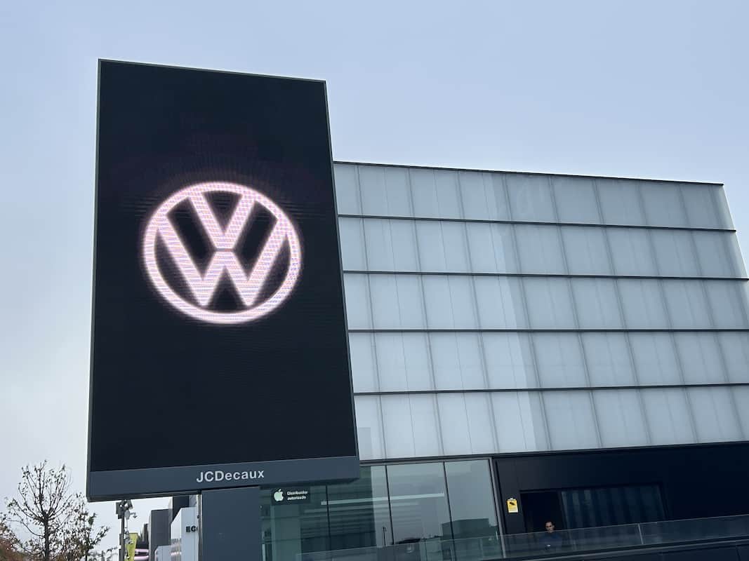 logo de Volkswagen en un cartel publicitario