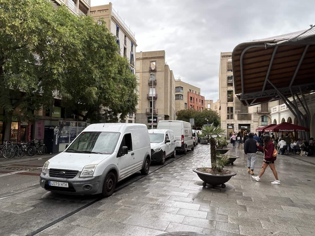 reparto, renting, flotas, furgonetas, camión, Barcelona, en el Barrio Gótico, transporte, última milla, paquetería, ciudad, tráfico