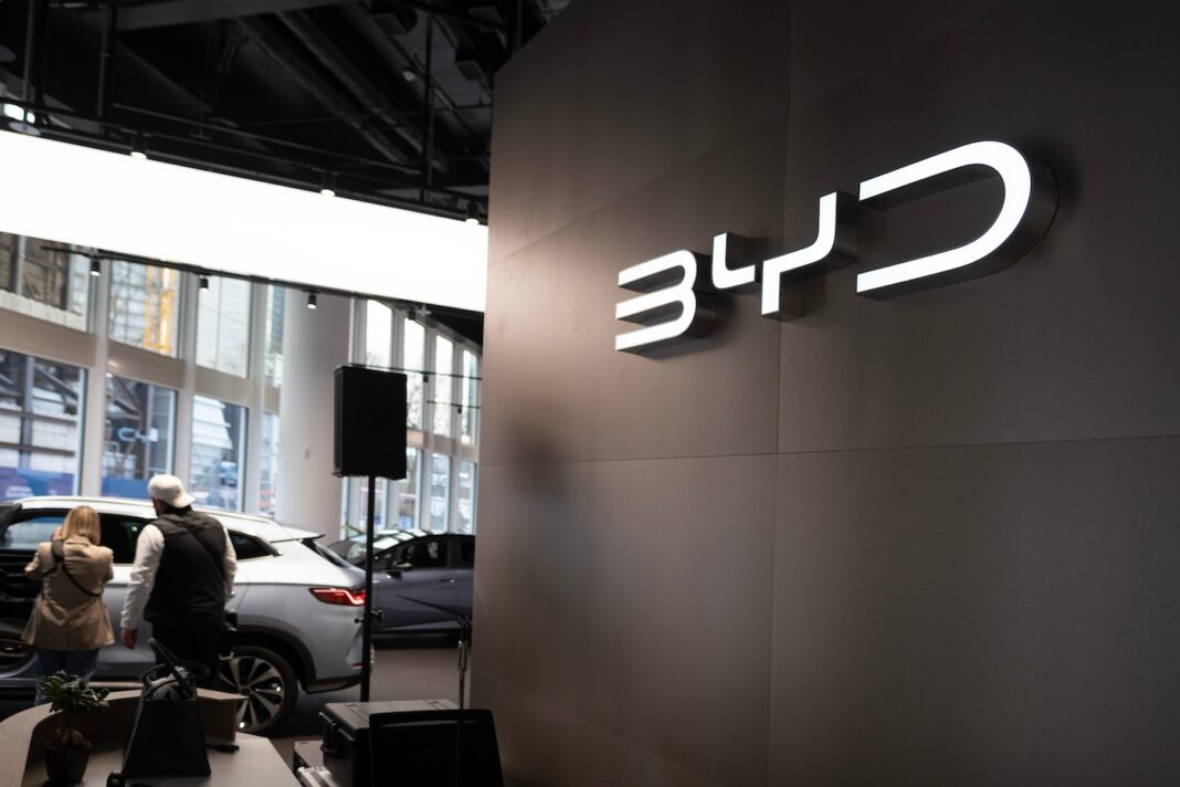Automóviles de BYD en un concesionario de la marca china, en Frankfurt (Alemania). FOTOGRAFÍA: KITTY FLY