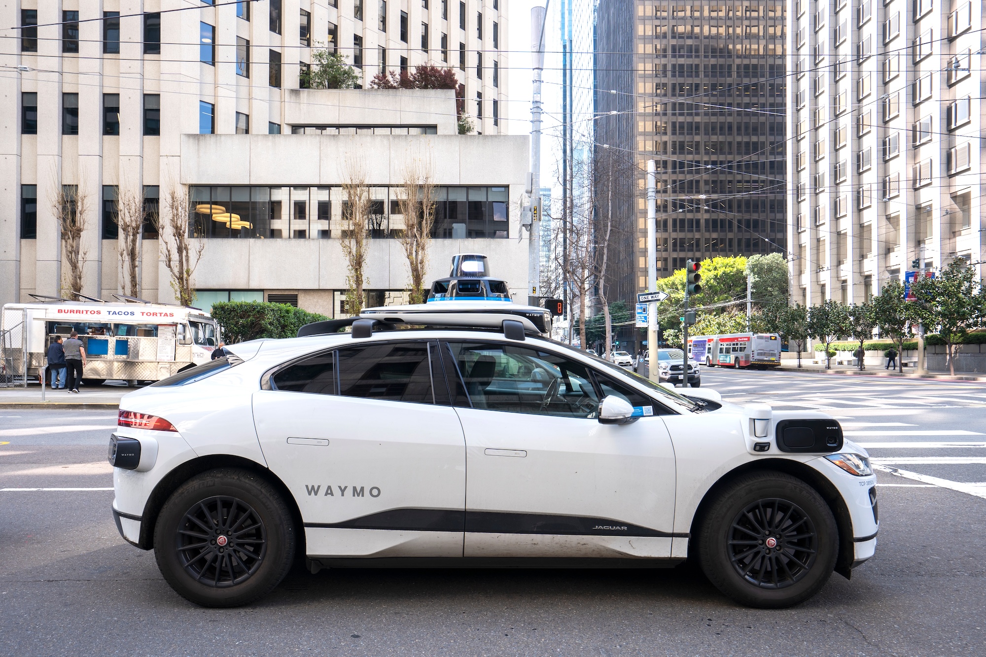 Un Jaguar autónoMo de Waymo, circulando por una calle de San Francisco (EEUU). FOTOGRAFÍA: TADA IMAGES