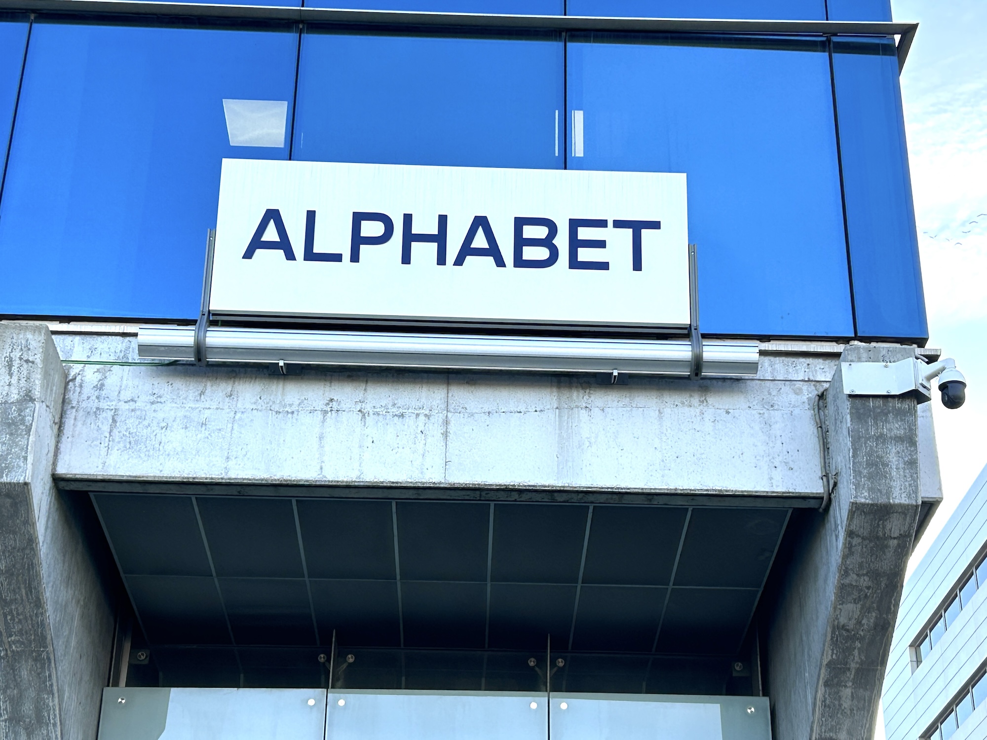 Logo de la empresa de renting Alphabet en la fachada de su sede corporativa, en Madrid. FOTOGRAFÍA ©FLEET PEOPLE TODOS LOS DERECHOS RESERVADOS 2