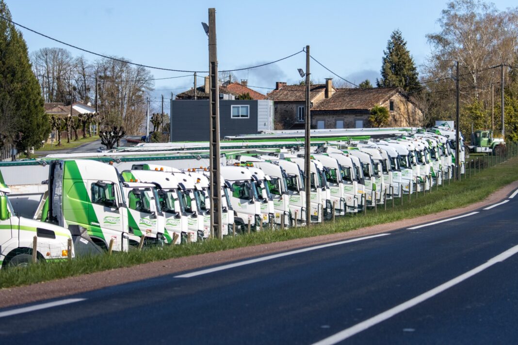 Una flota de vehículos corporativos, en una carretera rural de Francia, en marzo pasado. FOTOGRAFÍA: HENRY SAINT JOHN