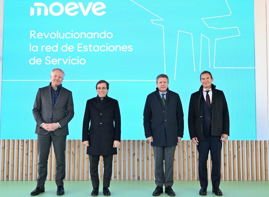 Maarten Wetselaar, CEO de Moeve, José Luis Martínez-Almeida, alcalde de Madrid, José Antonio Santano, secretario de Estado de Transportes y Movilidad Sostenible y Pierre-Yves Sachet