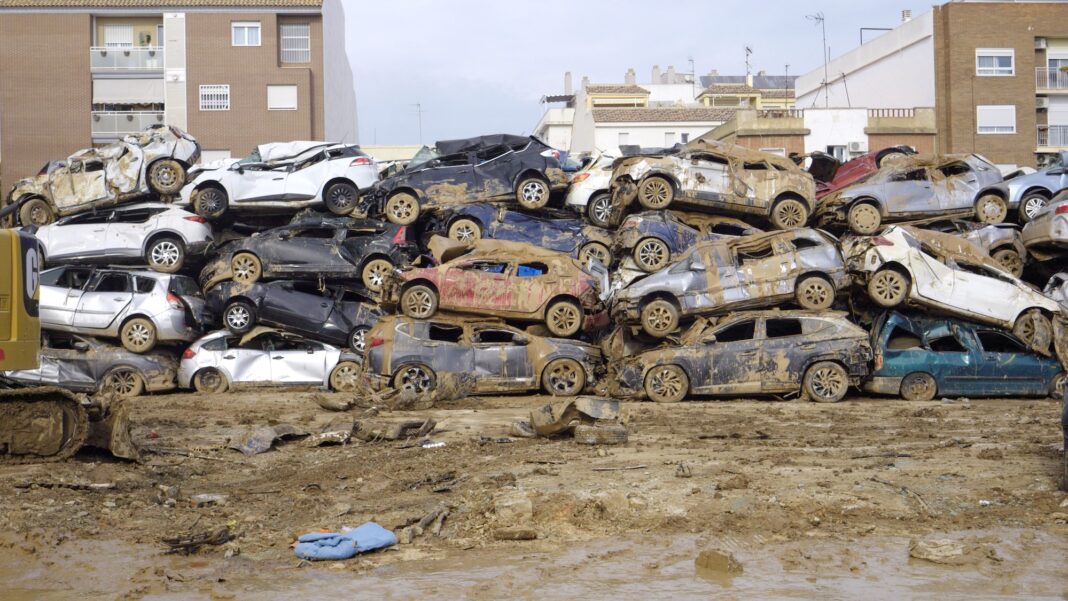 Una maultitud de vehículos destrozados en Alfafar (Valencia), como consecuencia de las inundaciones acaecidas en noviembre. FOTOGRAFÍA: GONZAGON