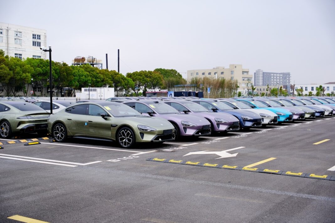 China shanghai 3 de abril de 2024 muchos coches eléctricos Xiaomi SU7 en el centro de entregas Robert way