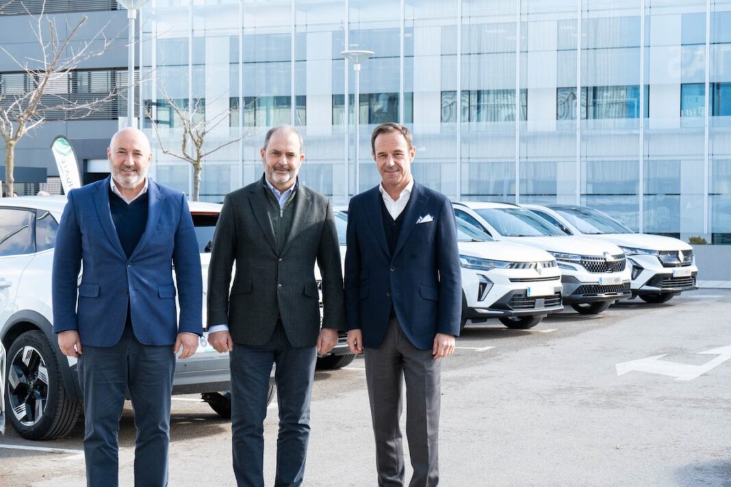 De izquierda a derecha, Eduardo González de la Rocha, director Comercial y de Mar-keting de Northgate, José Manuel Martínez, CEO de Eiffage Eenergía y el primer eje-cutivo comercial de Renault en España, Sébastien Guigues, durante la presentación de la nueva flota de la empresa de energías renovables. FOTOGRAFÍA: NORTHGATE