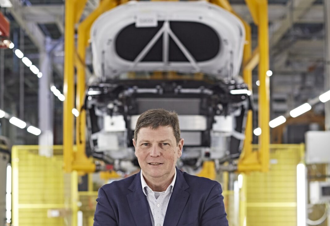 Pedro Calef en la factoría de Ebro, con uno de sus SUV en proceso de esamblaje, de fondo. FOTOGRAFÍA JAVIER LUENGO ©FLEET PEOPLE PROTEGIDOS TODOS LOS DERECHOS DE USO Y REPRODUCCIÓN