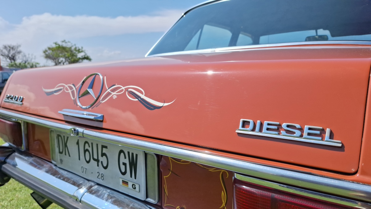 coche antiguo mercedes diésel alemania en bali, indonesia williams photo