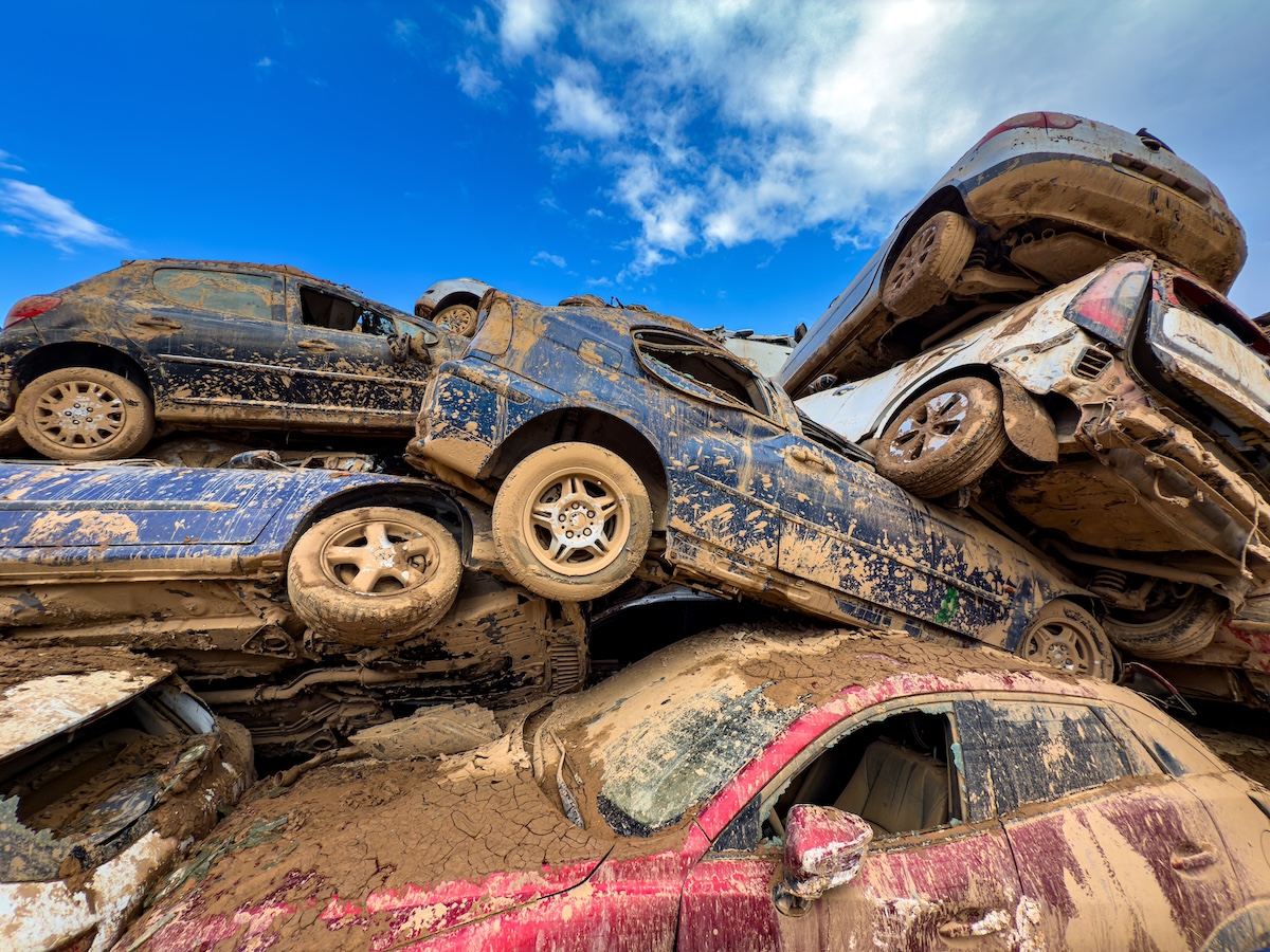 Varios vehículos arracimados en Catarroja (Valencia), el pasado 4 de diciembre de 2024, tras las inundaciones provocadas por la DANA en la provincia de Valencia el 29 de octubre de 2024. FOTOGRAFÍA: LUNA MARINA.