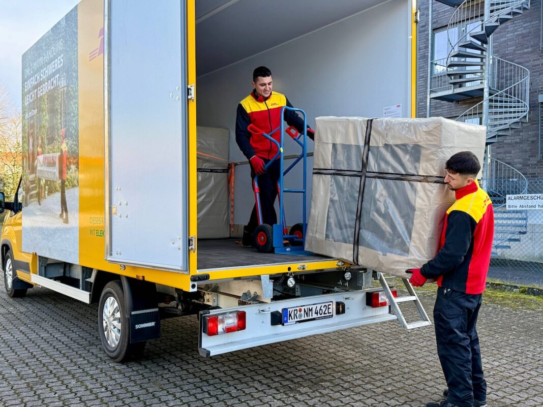 descarga de mercancía de un camión de DHL.