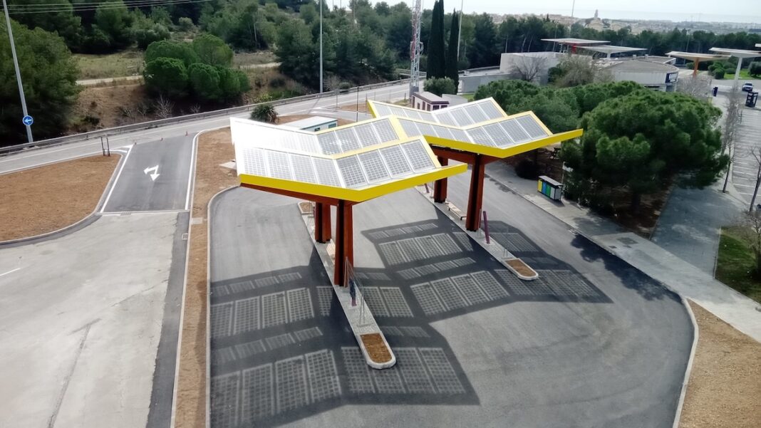 Una estación de servicio de carga eléctrica rápida de Fastned, en El Garraf (Tarragona)