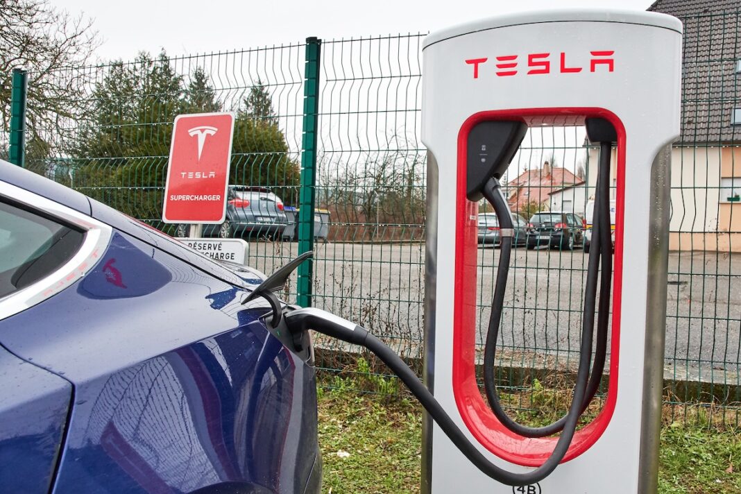 Recarga de un vehículo eléctrico de Tesla, en la ciudad francesa de Estrasburgo. FOTOGRAFÍA: CHRISTIAN CREUTZ /PE