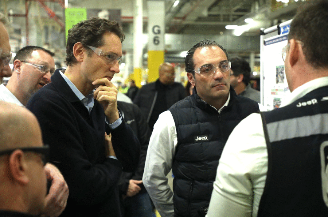 El patrón de Stellantis, John Elkann, junto a Antonio Filosa, en la derecha, en una visita a una fábrica del grupo. FOTOGRAFÍA STELLANTIS